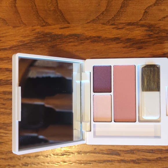 Brand New Clinique eyeshadow & blush combo - Picture 2 of 3
